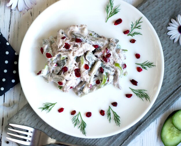 Champignonsalade met gedroogde bessen