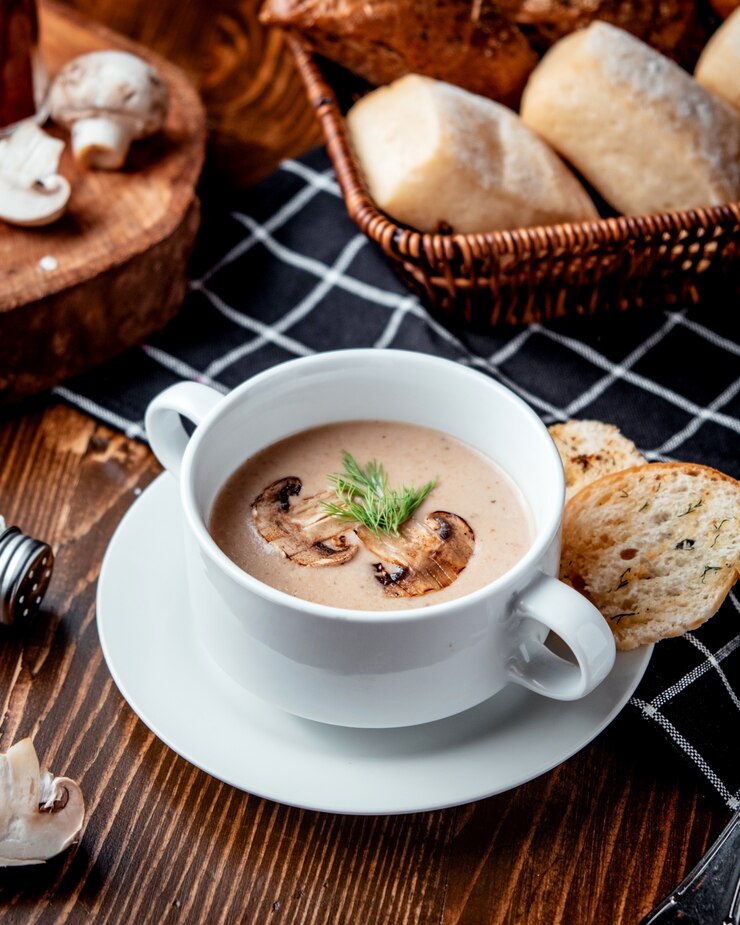 Gratis Foto champignonsoep met brood op tafel