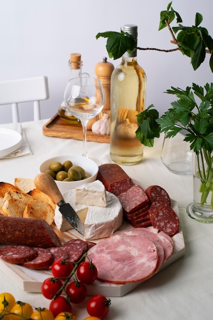 Gratis foto charcuterie met assortiment van vleeswaren en brood