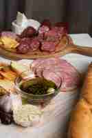 Gratis foto charcuterie met assortiment van vleeswaren en brood