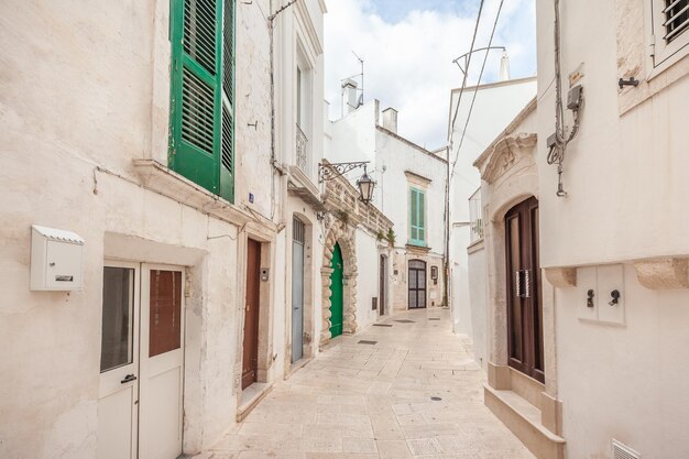 Charmant uitzicht op de lege straten van de oude stad Martina Franca met prachtige witgekalkte huizen. Prachtige dag in een toeristische stad, Apulië, Italië.