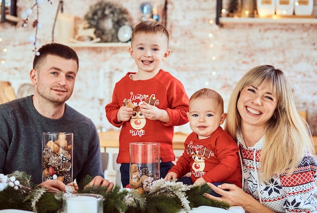 Charmante familie met zonen die er erg gelukkig uitzien