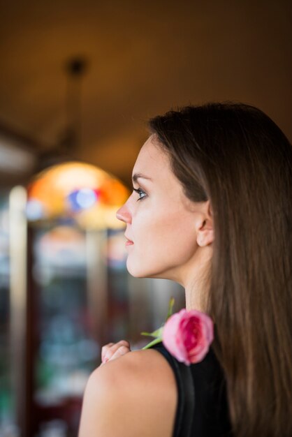 Charmante jonge vrouw met bloem