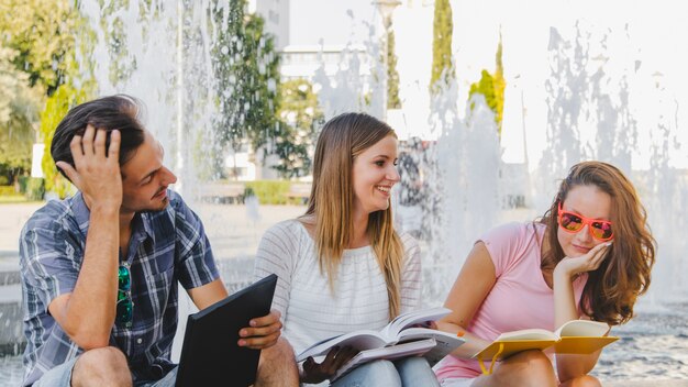 Charmante meisjes met klasgenoot studeren