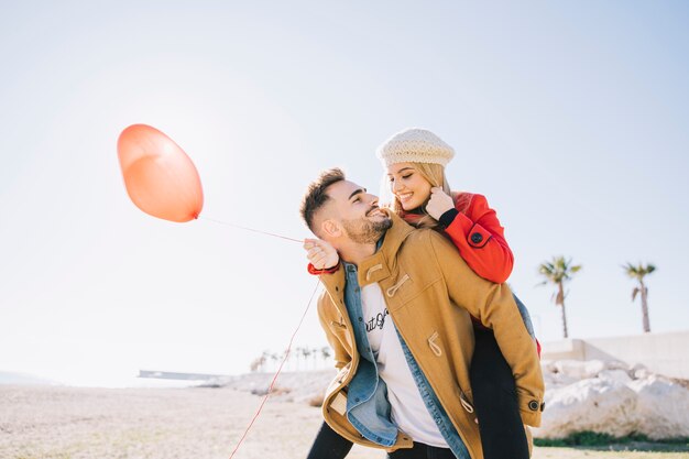 Charmante mensen met ballon ontspannen op het strand