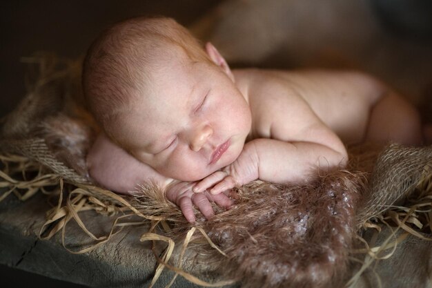 Charmante pasgeboren baby op houten bruine achtergrond