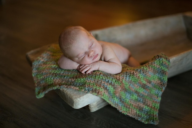 Gratis foto charmante pasgeboren baby slapen op gebreide