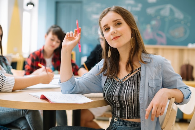 Charmante student poseren in de klas