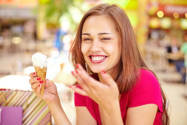 Charmante vrouw het eten van een ijsje