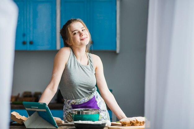 Charmante vrouw in de keuken