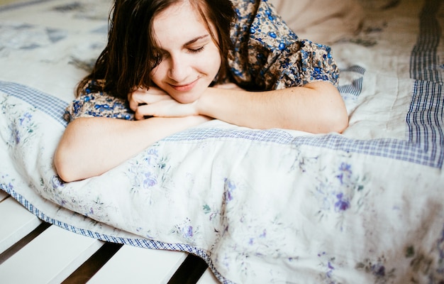 Charmante vrouw in de ochtend op het bed liggen