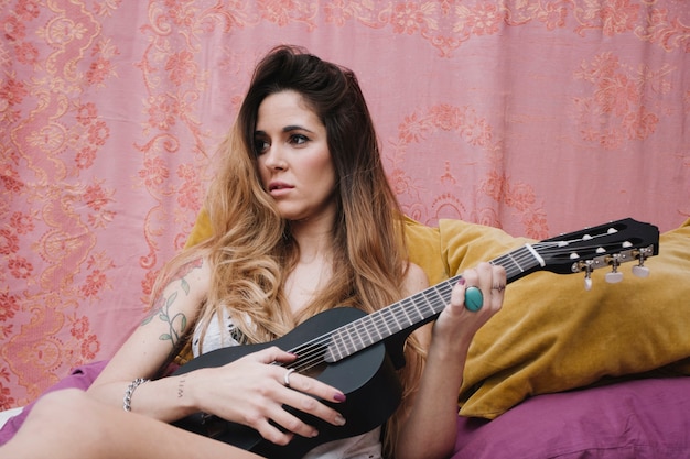 Gratis foto charmante vrouw met ukelele