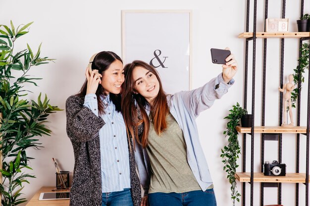 Charmante vrouwen die voor selfie stellen