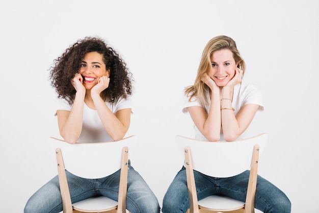 Charmante vrouwen op stoelen