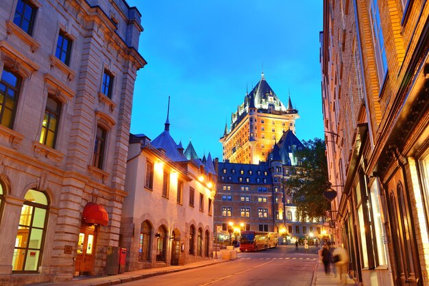 Chateau Frontenac in de schemering in Quebec City met straat