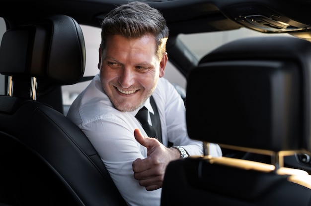 Chauffeur gekleed in elegant kostuum