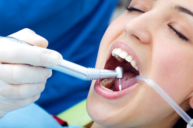 checkup tandarts hulpmiddel instrument jong