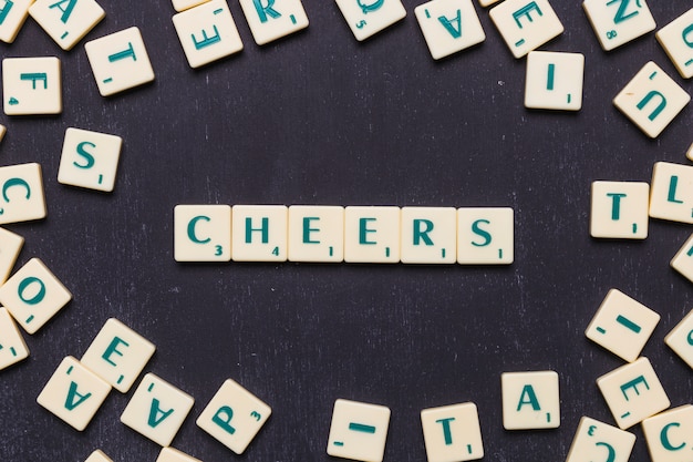 Cheers scrabble letters over zwarte achtergrond