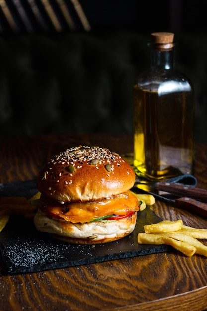 Cheeseburger met frietjes op tafel