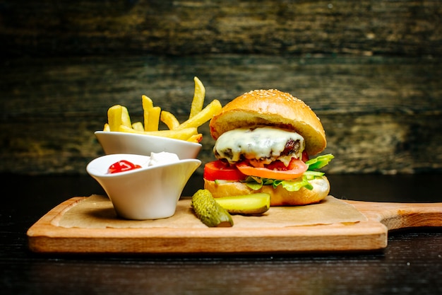 Cheeseburger met groenten in het zuur en frietjes