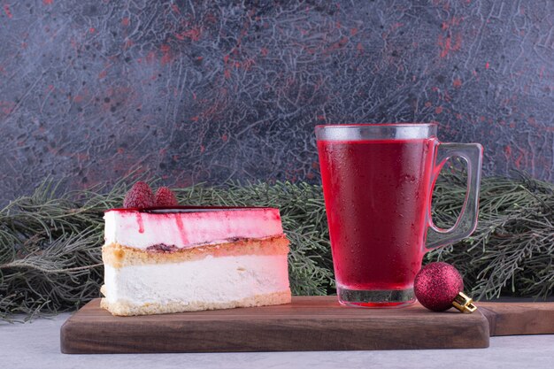 Cheesecake en glas thee op een houten bord met feestelijke decoraties. Hoge kwaliteit foto
