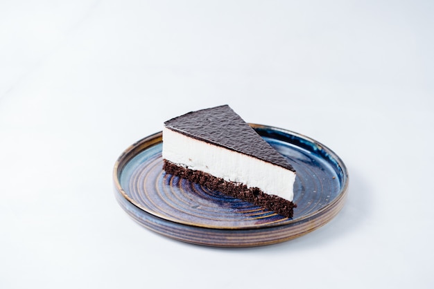 Gratis foto cheesecake gegarneerd met chocoladesiroop