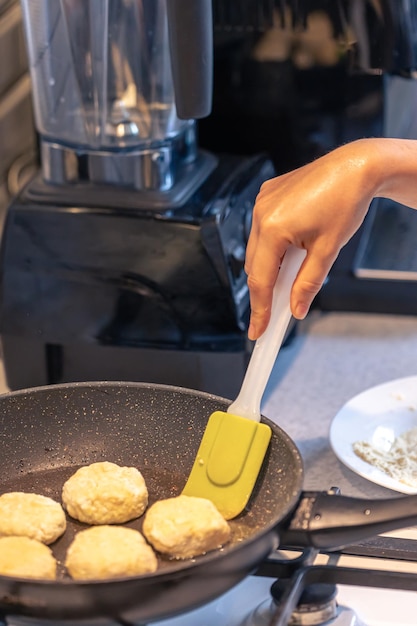 Gratis foto cheesecakes vliegen op een pan close-up kaas pannenkoeken