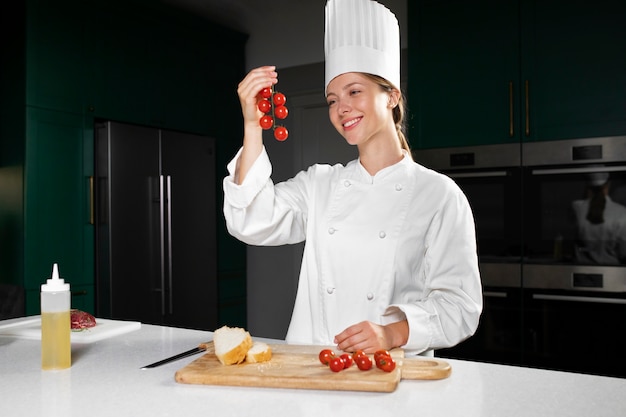 Gratis foto chef-kok aan het werk in de keuken