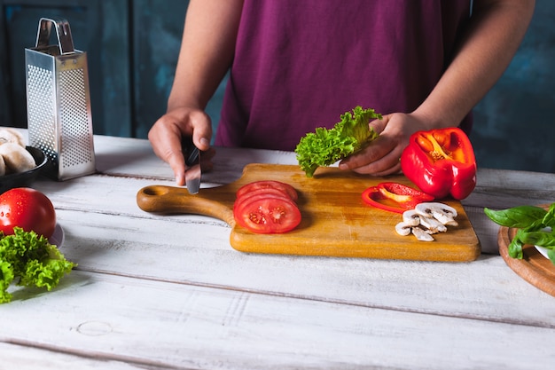 chef-kok bakker pizza maken in de keuken