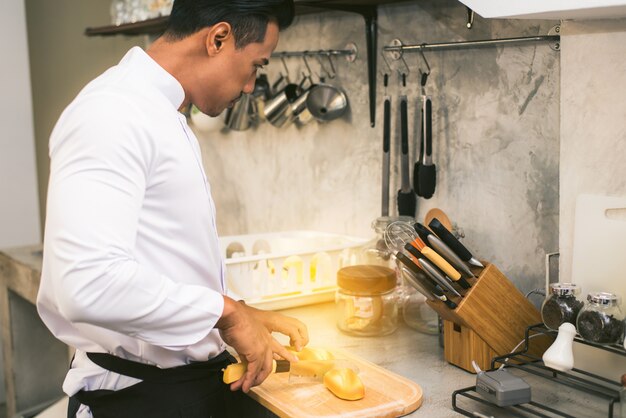 Chef-kok bereid voedsel in de keuken van een restaurant