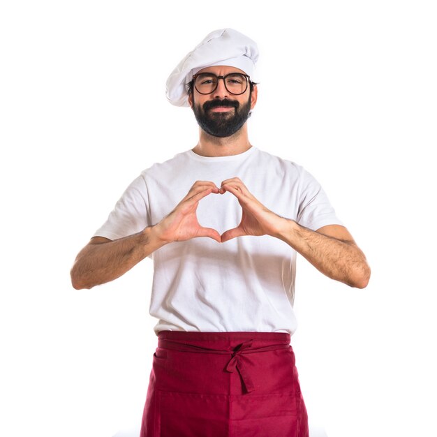 Chef-kok die een hart met haar handen maakt