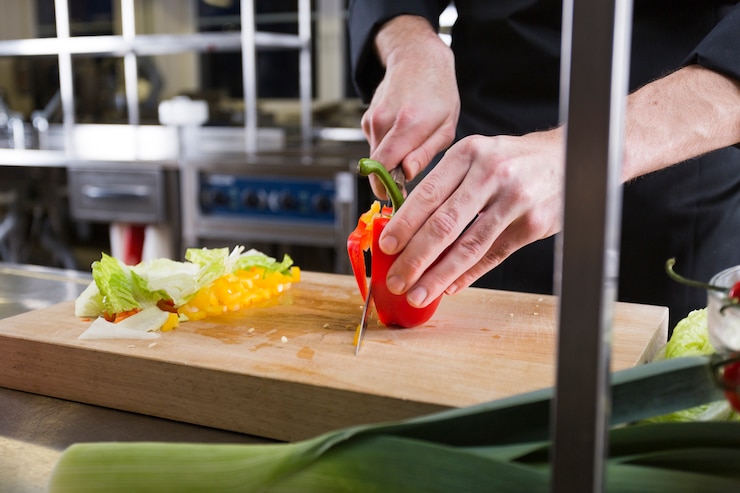 Gratis Foto chef-kok die een recept voorbereidt