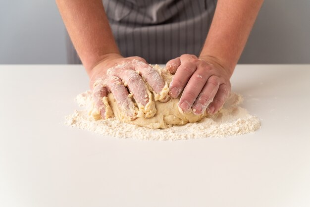 Chef-kok die het deeg van de deegwaren produceert