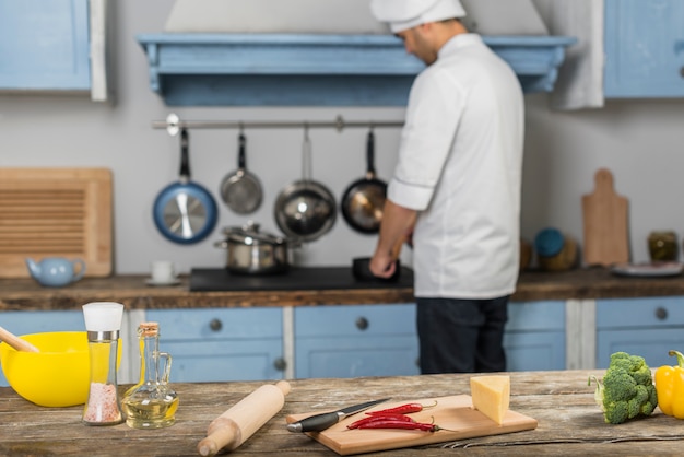 Gratis foto chef-kok die in keuken werkt