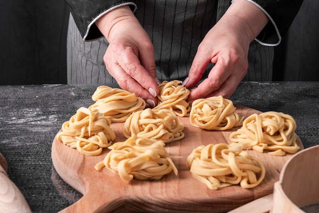 Chef-kok die tagliatelle maakt