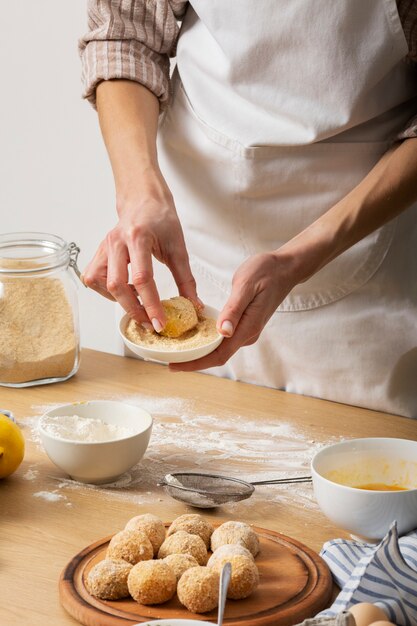 Chef-kok die voedselkroketten van dichtbij maakt