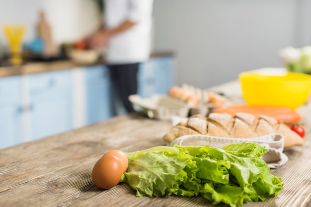 Gratis foto chef-kok in de keuken koken met groenten