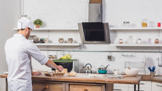 Chef-kok in keuken die deeg maakt