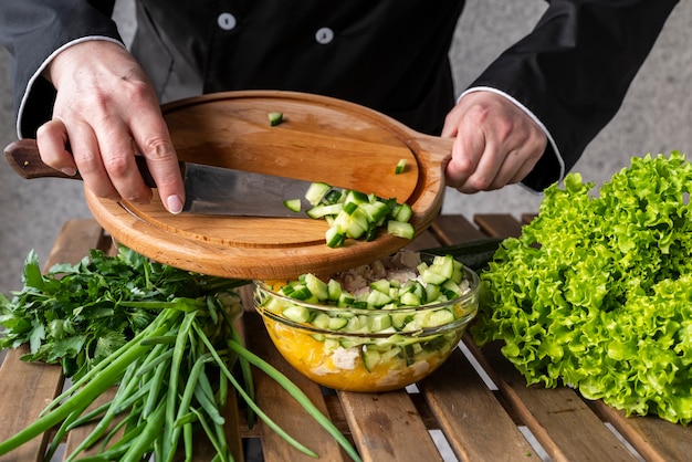 Chef-kok ingrediënten aanbrengend kom