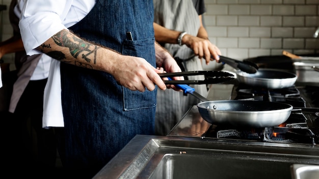 Chef-kok kokend voedsel in de restaurantkeuken