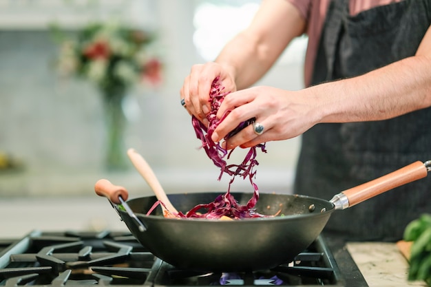 Chef-kok kookt een veganistisch pastagerecht