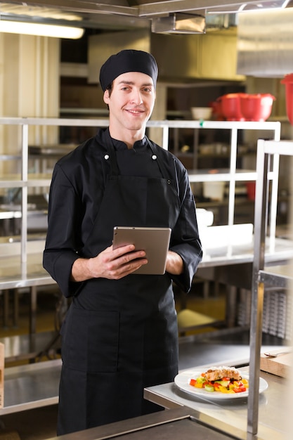 Chef-kok met een tablet