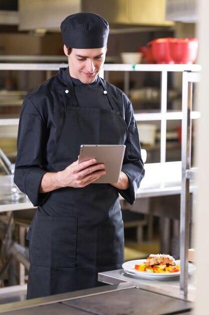 Chef-kok met een tablet