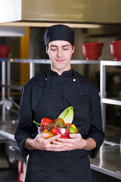 Gratis foto chef-kok met groenten en fruit