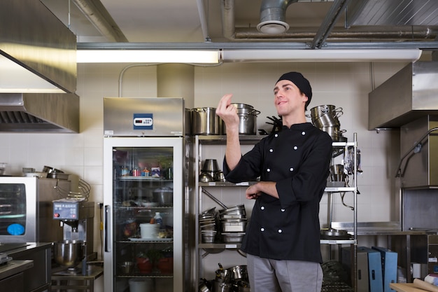 Chef-kok met uniform en keuken