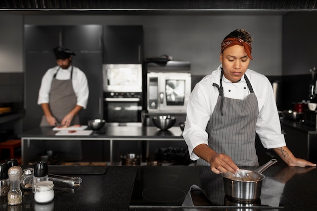 Chef werkt samen in een professionele keuken