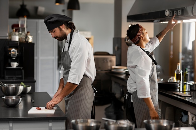 Gratis foto chef werkt samen in een professionele keuken