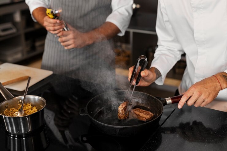 Gratis Foto chef werkt samen in een professionele keuken