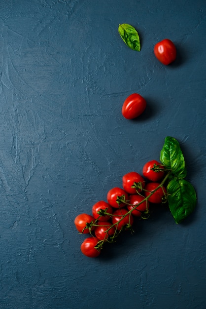 Cherry tomaten over blauw oppervlak