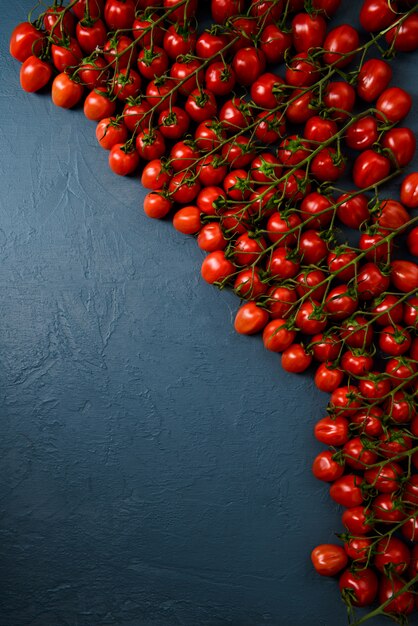 Cherry tomaten over blauw oppervlak